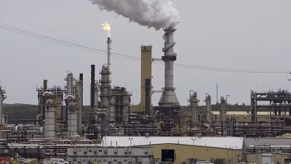 Khói bốc lên tại cơ sở khai thác dầu thô Syncrude ở giếng dầu cát Alberta thuộc Fort McMurray, Canada. (Ảnh: nbcnews.com/TTXVN)