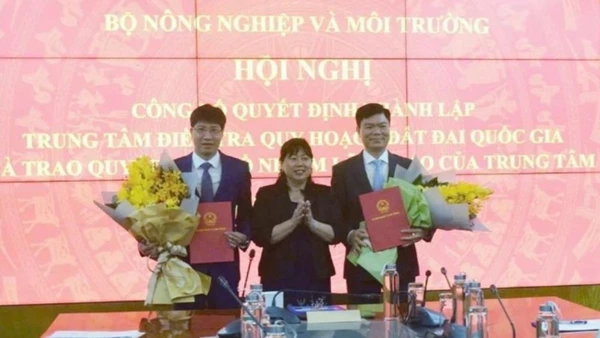 Thứ trưởng Bộ Nông nghiệp và Môi trường Nguyễn Thị Phương Hoa trao quyết định bổ nhiệm ông Chu An Trường, Phó Cục trưởng Cục Quản lý đất đai giữ chức Tổng Giám đốc Trung tâm; ông Nguyễn Đắc Nhẫn, Phó Cục trưởng Cục Quản lý đất đai giữ chức Phó Tổng Giám đốc Trung tâm. (Ảnh: TRƯỜNG GIANG)