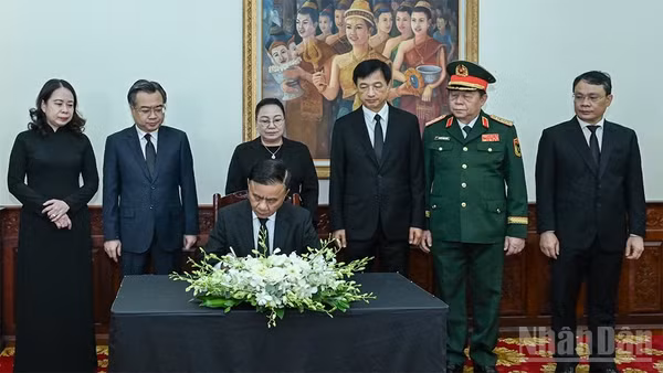Đồng chí Trần Cẩm Tú ghi sổ tang tại lễ viếng Chủ tịch Quốc hội Lào Saysomphone Phomvihane, sáng 10/8, tại Đại sứ quán Lào tại Hà Nội. (Ảnh: DUY LINH)