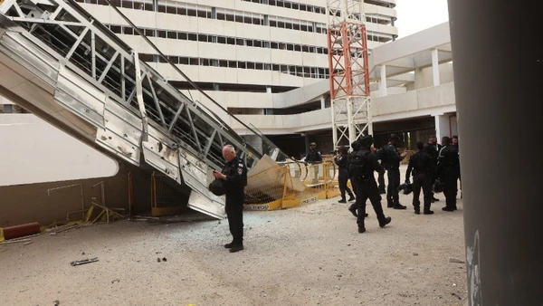 Công trình bị hư hại sau vụ tấn công tên lửa tại Tel Aviv, Israel. (Ảnh: THX/TTXVN)