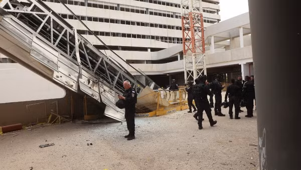 Công trình bị hư hại sau vụ tấn công tên lửa tại Tel Aviv, Israel. (Ảnh: THX/TTXVN)