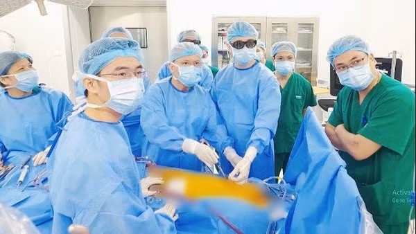 Ê-kíp thực hiện ca phẫu thuật.
