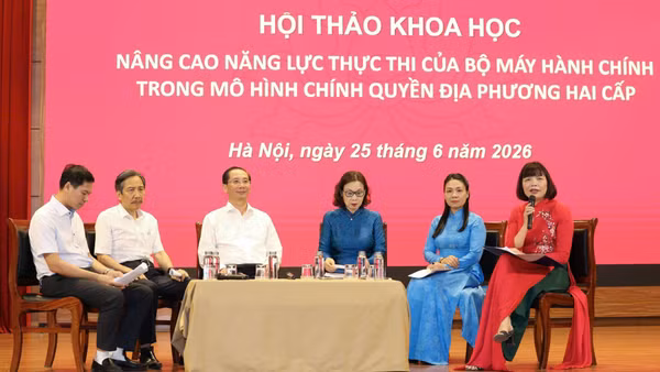 Đại biểu trong phiên Tọa đàm tại Hội thảo khoa học “Nâng cao năng lực thực thi của bộ máy hành chính trong mô hình chính quyền địa phương hai cấp”.