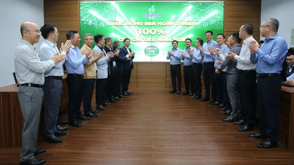 Ban lãnh đạo công ty thực hiện nghi thức BSR đạt mốc doanh thu hợp nhất 140 nghìn tỷ đồng.