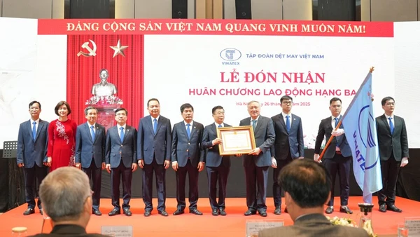 Phó Thủ tướng Thường trực Chính phủ Nguyễn Hòa Bình trao Huân chương Lao động hạng Ba cho Tập đoàn Dệt may Việt Nam. (Ảnh: PV)