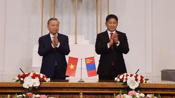 Ngày 30/9/2024, tại Cung Nhà nước ở thủ đô Ulan Bator, Tổng Bí thư, Chủ tịch nước Tô Lâm và Tổng thống Mông Cổ Ukhnaa Khurelsukh chứng kiến Lễ ký các văn kiện hợp tác giữa hai nước. (Ảnh: TTXVN)
