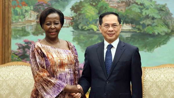 Phó Thủ tướng Bùi Thanh Sơn tiếp Tổng Thư ký Pháp ngữ Louise Mushikiwabo. (Ảnh: TTXVN)