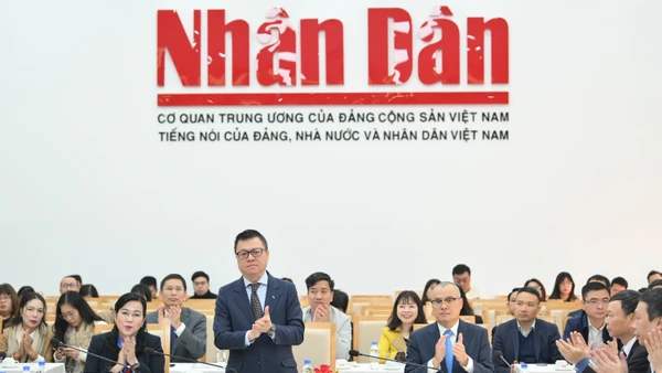 Các đồng chí Ủy viên Trung ương Đảng: Lê Quốc Minh, Tổng Biên tập Báo Nhân Dân, Phó Trưởng ban Tuyên giáo và Dân vận Trung ương, Chủ tịch Hội Nhà báo Việt Nam; Nguyễn Thanh Hải, Chủ nhiệm Ủy ban Khoa học, Công nghệ và Môi trường của Quốc hội; Phạm Đại Dương, Phó Trưởng ban Chính sách, Chiến lược Trung ương, điều hành nội dung Hội thảo.