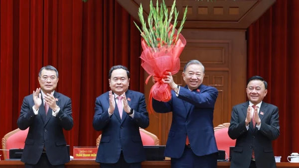 Ban Chấp hành Trung ương Đảng kháo XIV đã thống nhất tuyệt đối bầu đồng chí Tô Lâm, Tổng Bí thư Ban Chấp hành Trung ương Đảng khóa XIII tiếp tục giữ chức Tổng Bí thư Ban Chấp hành Trung ương Đảng khóa XIV. (Ảnh: TTXVN)