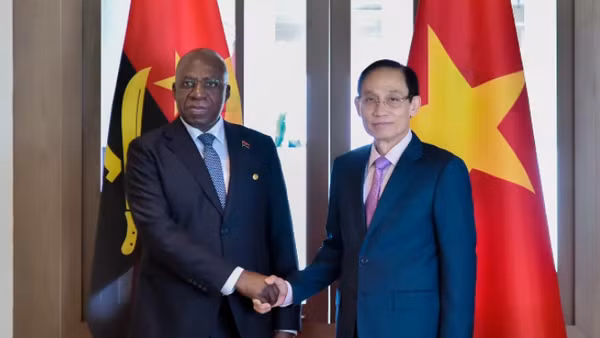 Ủy viên Bộ Chính trị, Bộ trưởng Ngoại giao Lê Hoài Trung và Bộ trưởng Ngoại giao Angola Téte António. (Ảnh: Bộ Ngoại giao)