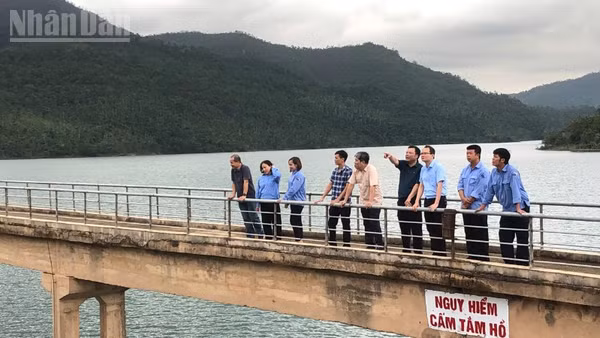 Cục Quản lý và Xây dựng công trình thủy lợi kiểm tra bảo đảm an toàn vận hành tại hồ Yên Lập, tỉnh Quảng Ninh.