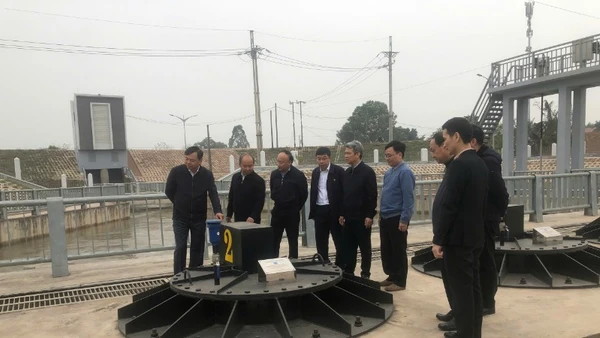 Đoàn công tác của Bộ Nông nghiệp và Môi trường kiểm tra lấy nước tại trạm bơm Phù Sa, thành phố Hà Nội.