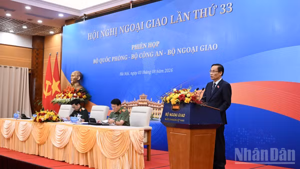 Ủy viên Bộ Chính trị, Bộ trưởng Ngoại giao Lê Hoài Trung phát biểu khai mạc phiên họp. (Ảnh: TRẦN HẢI)