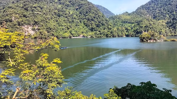 Một góc danh lam thắng cảnh hồ Ba Bể. (Ảnh: TUẤN SƠN)