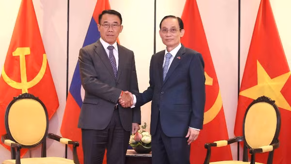Đồng chí Lê Hoài Trung, Ủy viên Bộ Chính trị, Bộ trưởng Ngoại giao Lê Hoài Trung tiếp đồng chí Bounleua Phandanouvong, Ủy viên Trung ương Đảng, Trưởng Ban Đối ngoại Trung ương Đảng Nhân dân Cách mạng Lào. (Ảnh: TTXVN)