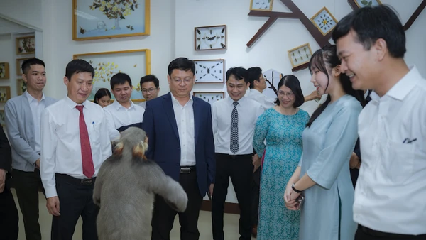 Đại biểu và khách tham quan trải nghiệm không gian trưng bày mới khai trương. (Ảnh: Bảo tàng thiên nhiên duyên hải miền trung)