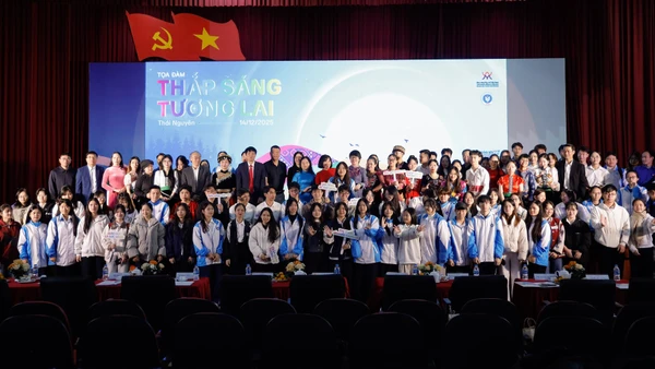 Các đại biểu và sinh viên tham dự chương trình tọa đàm.