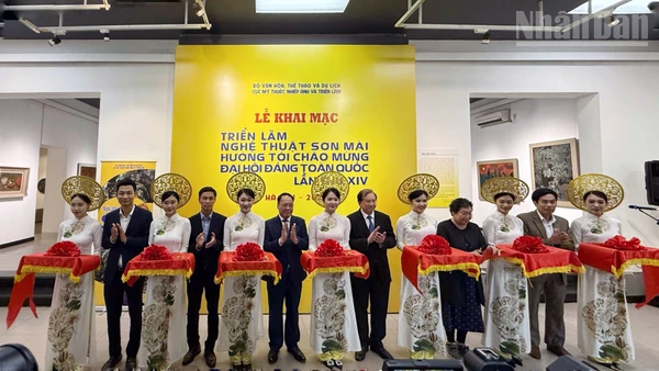 Nghi thức cắt băng khai mạc triển lãm.