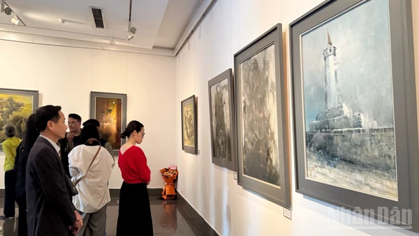 Sự kiện thu hút đông đảo công chúng yêu nghệ thuật.