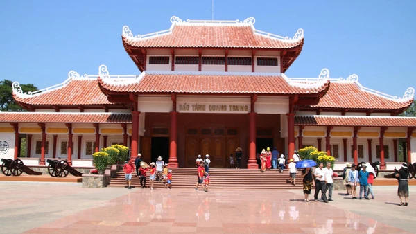 Du khách tham quan Bảo tàng Quang Trung (xã Tây Sơn, tỉnh Gia Lai), nơi lưu giữ và trưng bày nhiều hiện vật lịch sử quý giá thời Tây Sơn. 