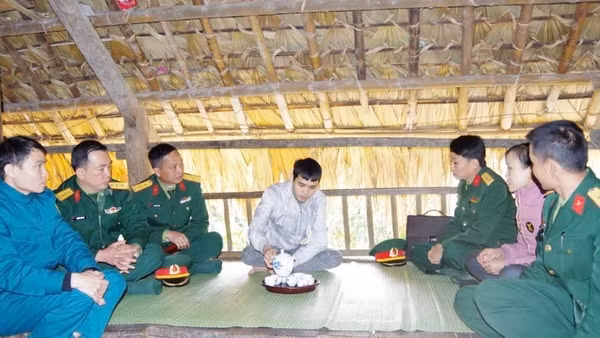 Tuyên truyền, vận động thực hiện Luật Nghĩa vụ quân sự tại xã La Hiên. (Ảnh: DUY ĐỨC)