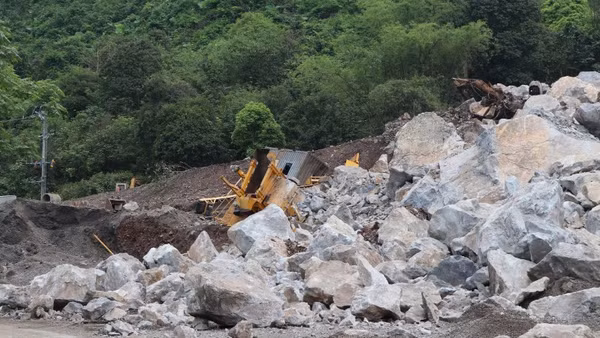 Nhiều máy móc bị đá lớn vùi lấp. (Ảnh: TUẤN SƠN)
