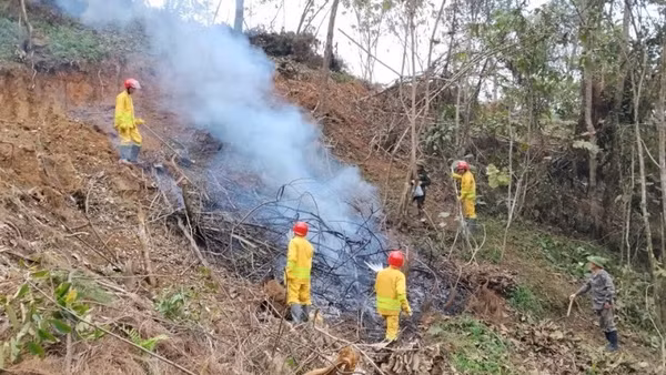 Hạt Kiểm lâm số 2 huấn luyện phòng cháy, chữa cháy rừng cho công nhân Công ty Trách nhiệm hữu hạn một thành viên lâm nghiệp Bắc Kạn. (Ảnh: TUẤN SƠN)
