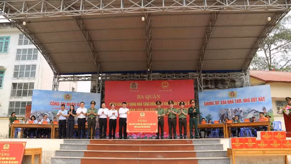 Lãnh đạo Bộ Công an trao tặng kinh phí thực hiện chương trình cho tỉnh Thái Nguyên. (Ảnh: TUẤN SƠN)