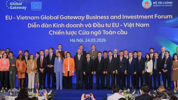 Phó Thủ tướng Hồ Đức Phớc và Cao ủy EU phụ trách quan hệ đối tác quốc tế Jozef Sikela và các đại biểu tham dự Diễn đàn. (Ảnh: TTXVN)
