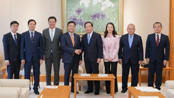 Phó Thủ tướng Lê Thành Long hội kiến Chủ tịch Hạ viện Nhật Bản Nukaga Fukushiro. (Ảnh: TTXVN)