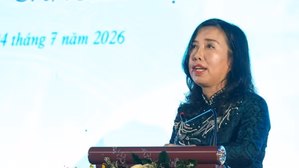 Thứ trưởng Ngoại giao Lê Thị Thu Hằng phát biểu bế mạc Trại hè Việt Nam, ngày 24/7/2026. (Ảnh: TTXVN)