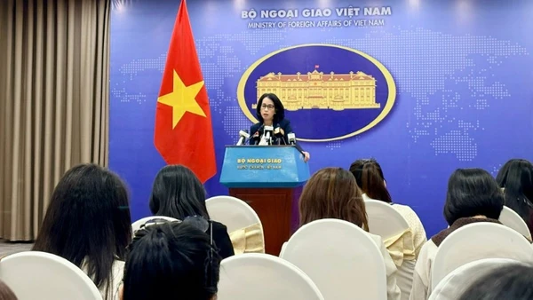 Người phát ngôn Bộ Ngoại giao trả lời câu hỏi của phóng viên tại buổi họp báo. 