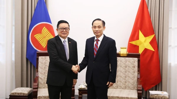 Bộ trưởng Ngoại giao Lê Hoài Trung tiếp Tổng Thư ký ASEAN Kao Kim Hourn. (Ảnh: Bộ Ngoại giao)