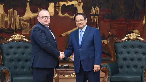 Thủ tướng Chính phủ Phạm Minh Chính và Chủ tịch Ủy ban Giám định tư pháp Belarus Volkov Alexei Aleksandrovich. (Ảnh: TRẦN HẢI)