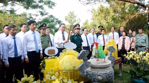 Tổng Bí thư, Chủ tịch nước Tô Lâm cùng Đoàn công tác Trung ương và lãnh đạo tỉnh Quảng Trị dâng hoa, dâng hương tại khu mộ Đại tướng Võ Nguyên Giáp. (Ảnh: TTXVN)
