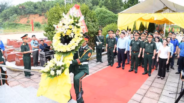 Đại biểu và các lực lượng tham gia tiến hành dâng hương, dâng hoa tại Nghĩa trang liệt sĩ xã Yên Trạch trước khi tiến hành nhiệm vụ. 