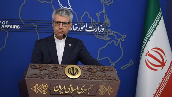 Người phát ngôn Bộ Ngoại giao Iran Esmaeil Baghaei trong cuộc họp báo tuần tại Tehran, ngày 23/2/2026. (Ảnh: THX/TTXVN)