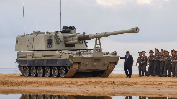 Nhà lãnh đạo Triều Tiên Kim Jong Un thị sát cuộc thử nghiệm một số hệ thống vũ khí mới, ngày 25/6/2026. (Ảnh: KCNA/TTXVN)