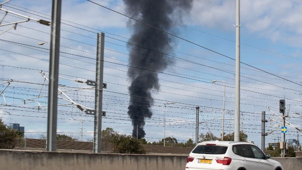 Khói bốc lên tại thành phố Tel Aviv, Israel, ngày 28/2/2026. (Ảnh: THX/TTXVN)