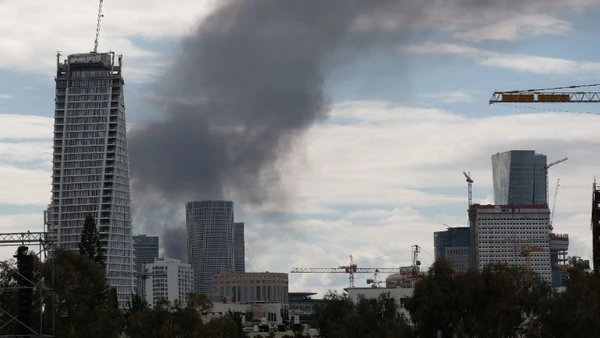 Khói bốc lên từ thành phố Tel Aviv, Israel, sau cuộc tấn công đáp trả của Iran, ngày 28/2/2026. (Ảnh: THX/TTXVN)