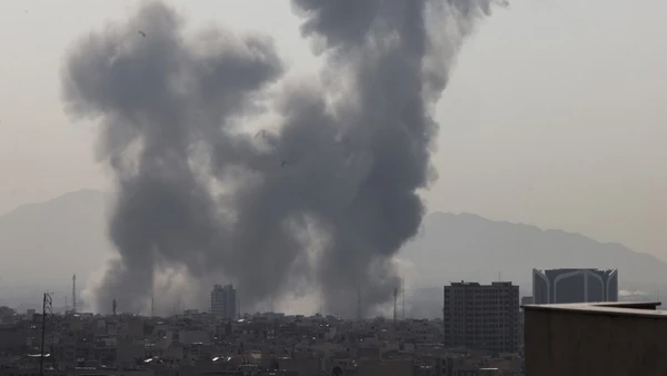 Khói bốc lên sau một vụ nổ ở thủ đô Tehran, Iran, ngày 28/2/2026. (Ảnh: The Times of Israel/TTXVN)