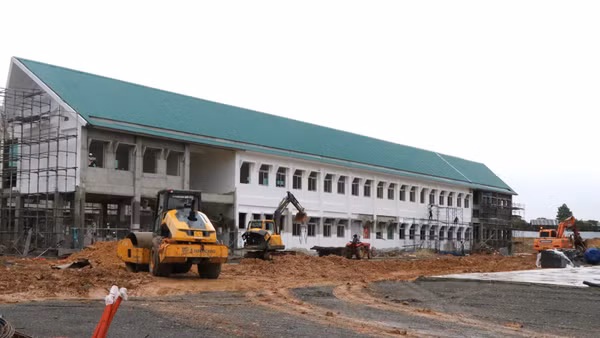 Trường phổ thông dân tộc nội trú liên cấp tiểu học và trung học cơ sở xã Buôn Đôn (tỉnh Đắk Lắk) đang trong giai đoạn hoàn thiện để kịp đưa vào sử dụng trong năm học 2026-2027. (Ảnh: TTXVN)