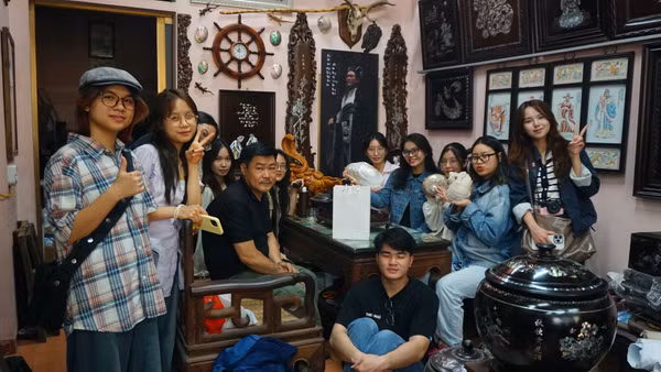 Các thành viên dự án tìm hiểu nghệ thuật khảm trai tại làng nghề Chuôn Ngọ.