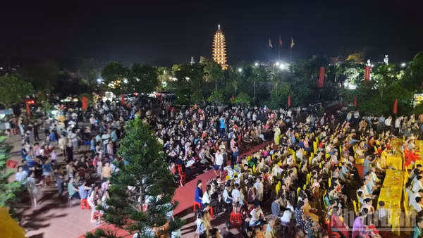 Lễ hội Chùa Hổ Sơn năm 2026 thu hút đông đảo nhân dân và du khách. 