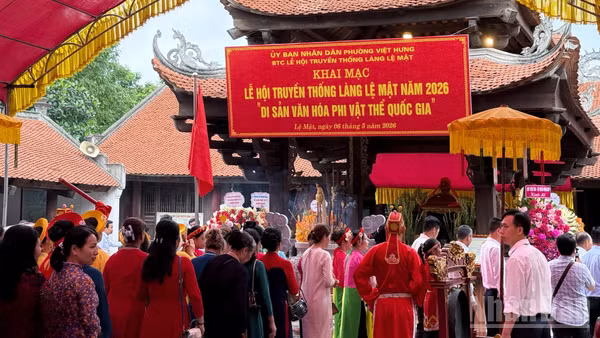 Đại biểu, người dân và du khách thực hiện nghi lễ dâng hương Đức Thánh tại Đình Lệ Mật sáng ngày 6/5.