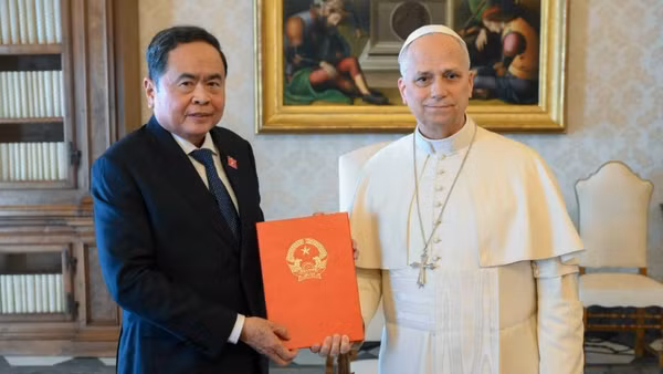 Chủ tịch Quốc hội Trần Thanh Mẫn chuyển Thư của Tổng Bí thư, Chủ tịch nước Tô Lâm đến Giáo hoàng Leo XIV. (Ảnh: TTXVN)