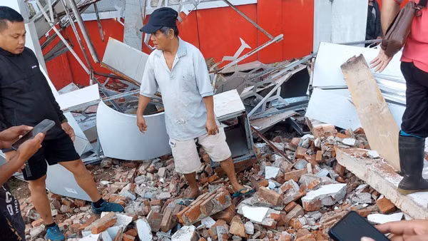 Tòa nhà bị phá hủy sau trận động đất tại Manado, Bắc Sulawesi, Indonesia, ngày 2/4/2026. (Ảnh: THX/TTXVN)