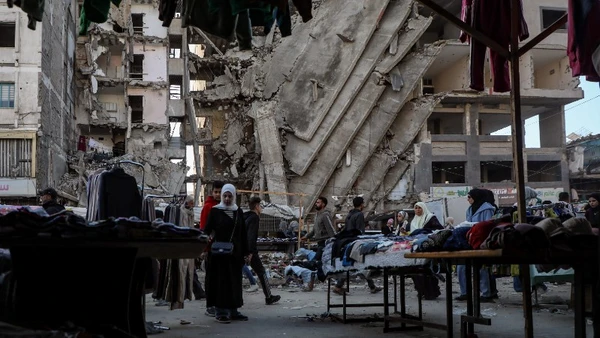 Người dân tại một khu chợ ở Gaza, ngày 15/1/2026. (Ảnh: THX/TTXVN)