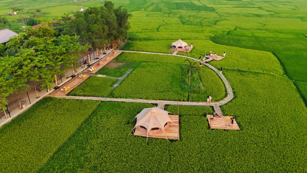 Điểm du lịch được thiết kế mộc mạc, hài hòa với thiên nhiên xanh mát chung quanh.