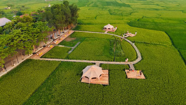 Điểm du lịch được thiết kế mộc mạc, hài hòa với thiên nhiên xanh mát chung quanh.